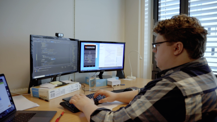 Mann på kontor foran pc-skjerm