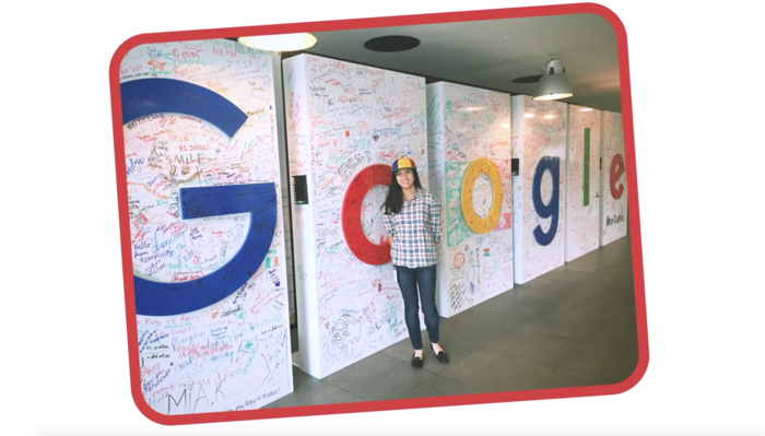 Kvinne foran Google-skilt