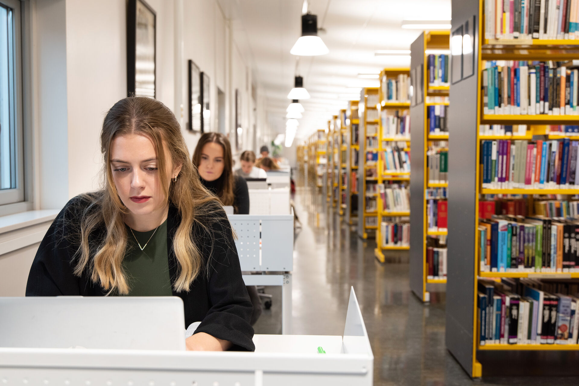Studenter på biblioteket
