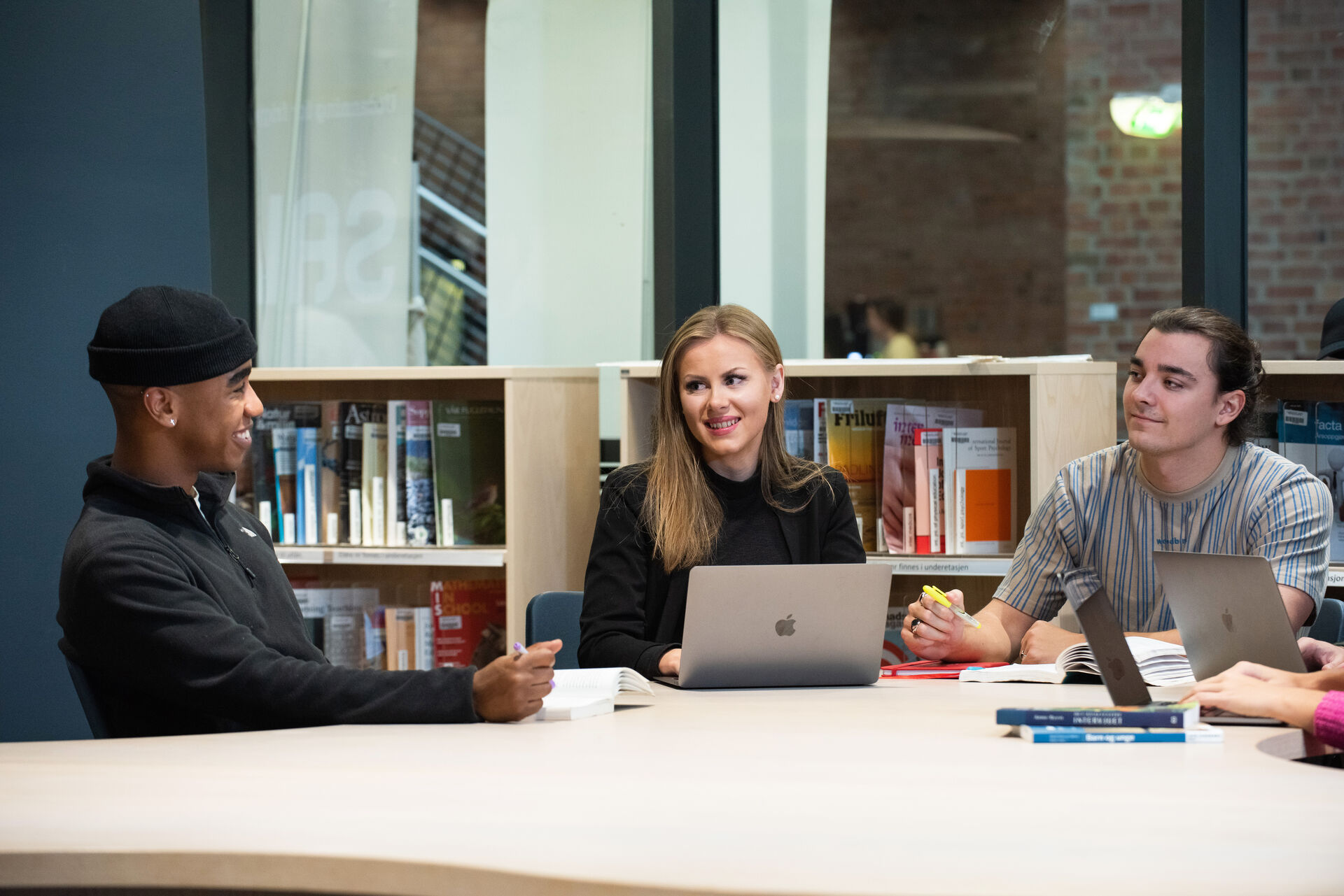 Studenter diskuterer