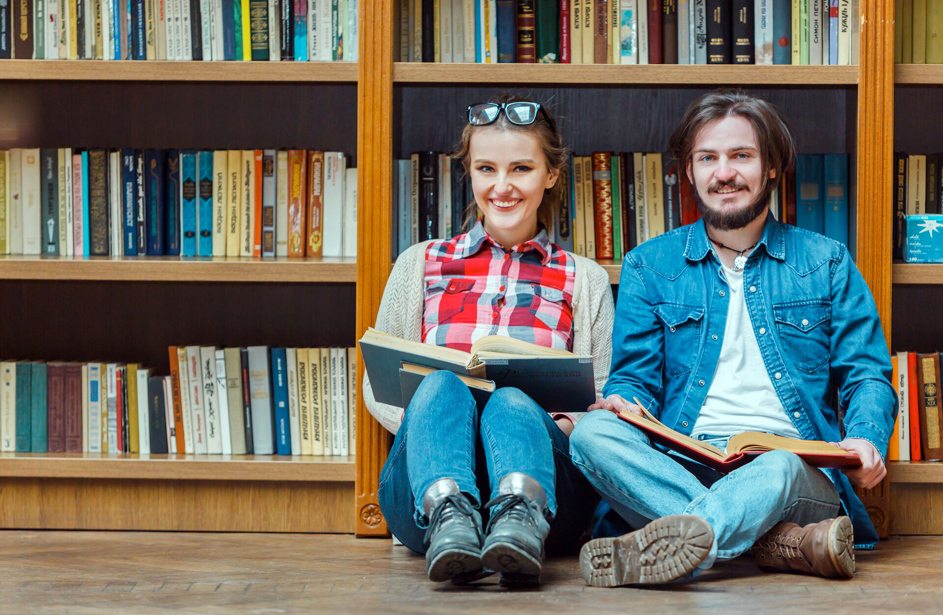 Studenter på biblioteket