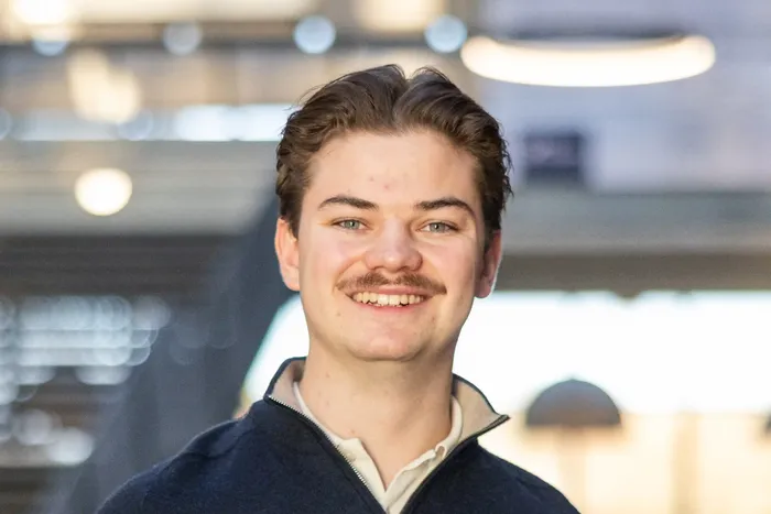 Profilbilde av Robin, i Vrimlehallen på UiA Campus Kristiansand