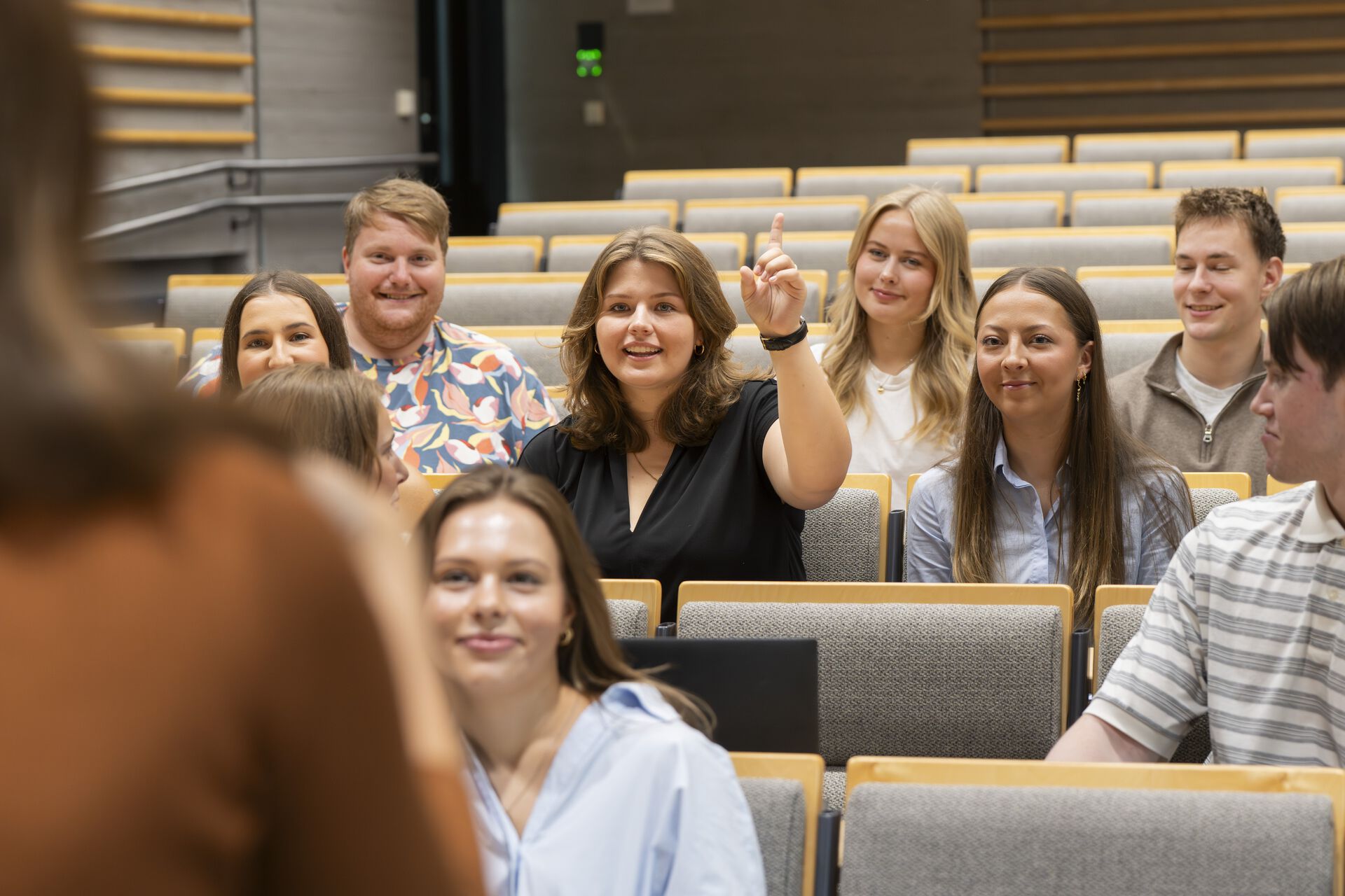 Bildet kan inneholde: person, mennesker, hår, publikum, sosial gruppe.
