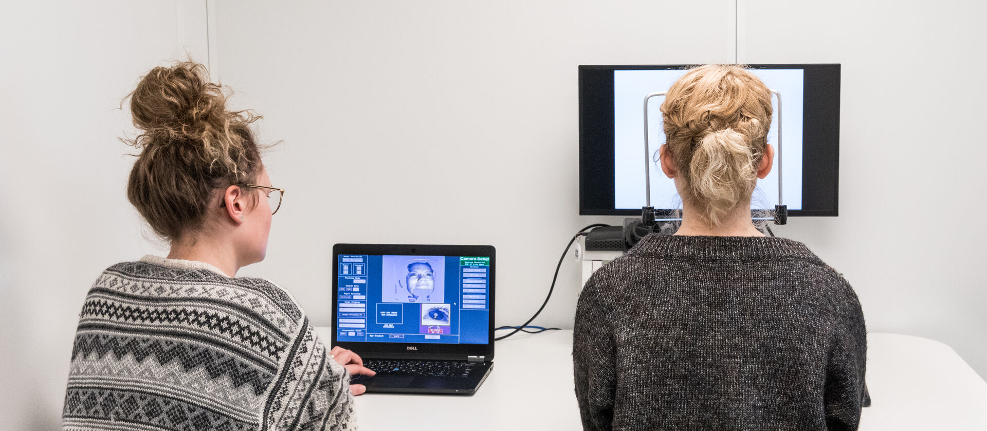 Studenter sitter sammen i språklab