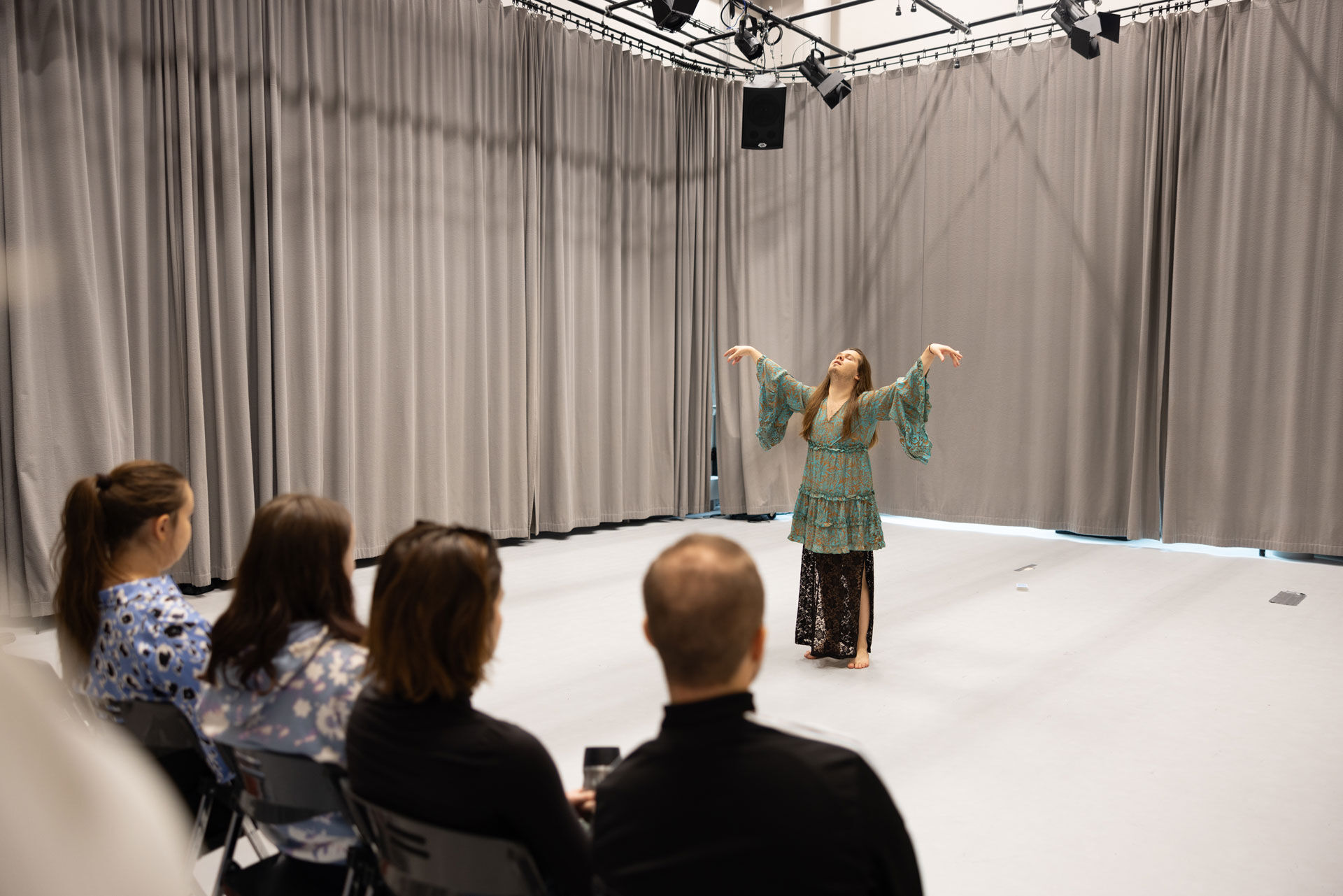 A performer on the stage, seen from the audience point of view