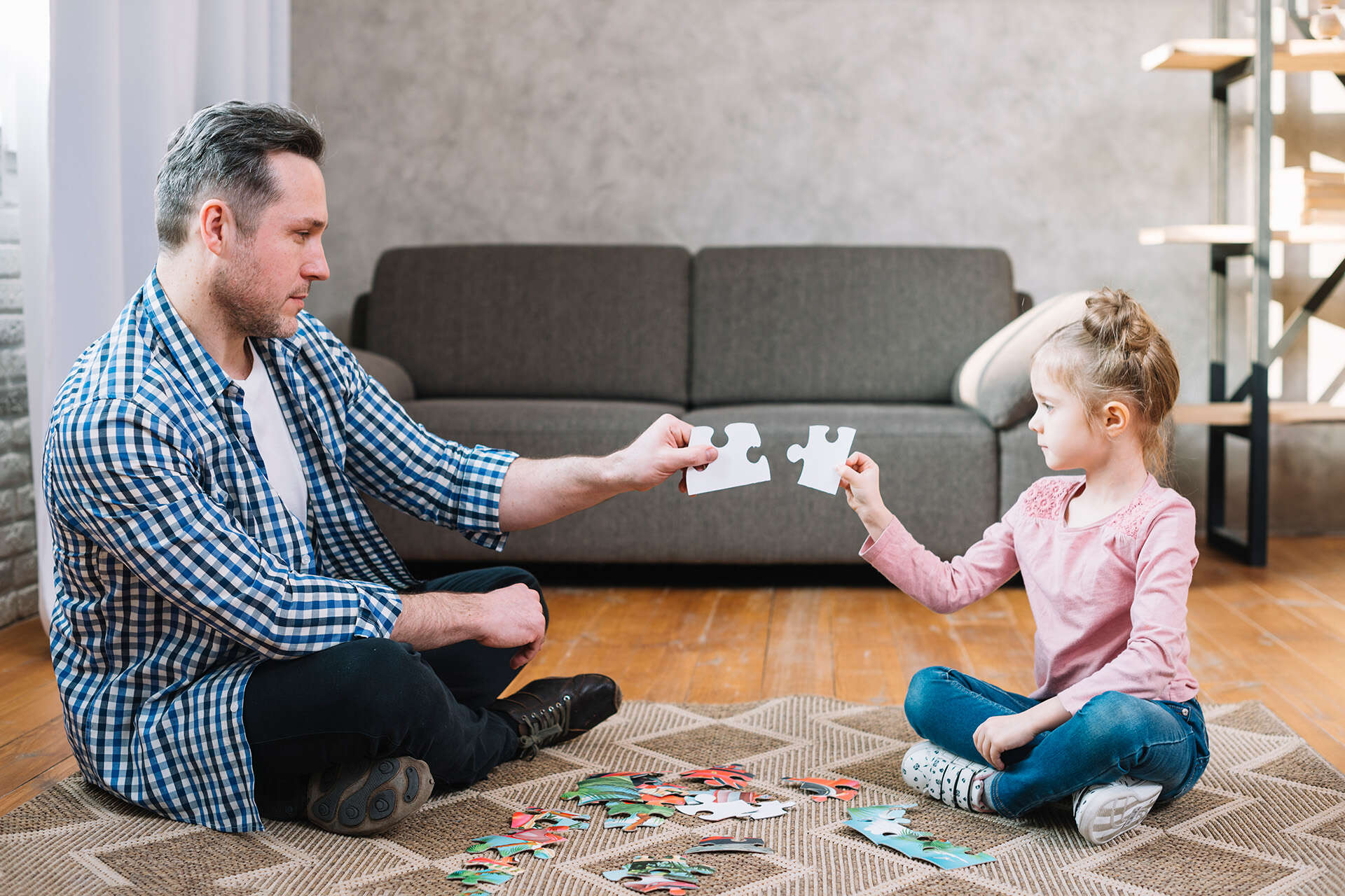 Bildet kan inneholde: mennesker, bukse, jeans, sofa, sitter.