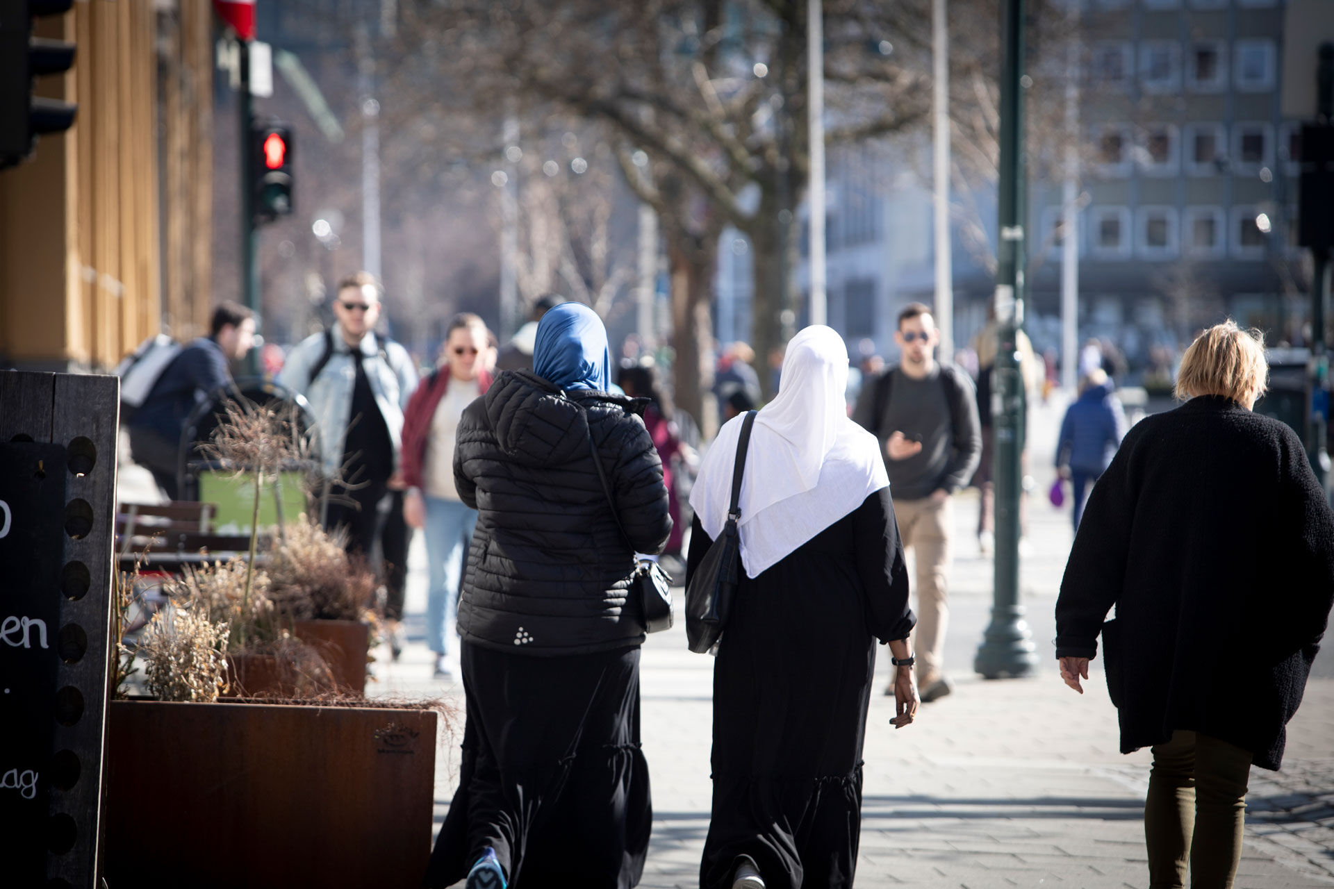 Bilde to kvinner med hijab gående i en by