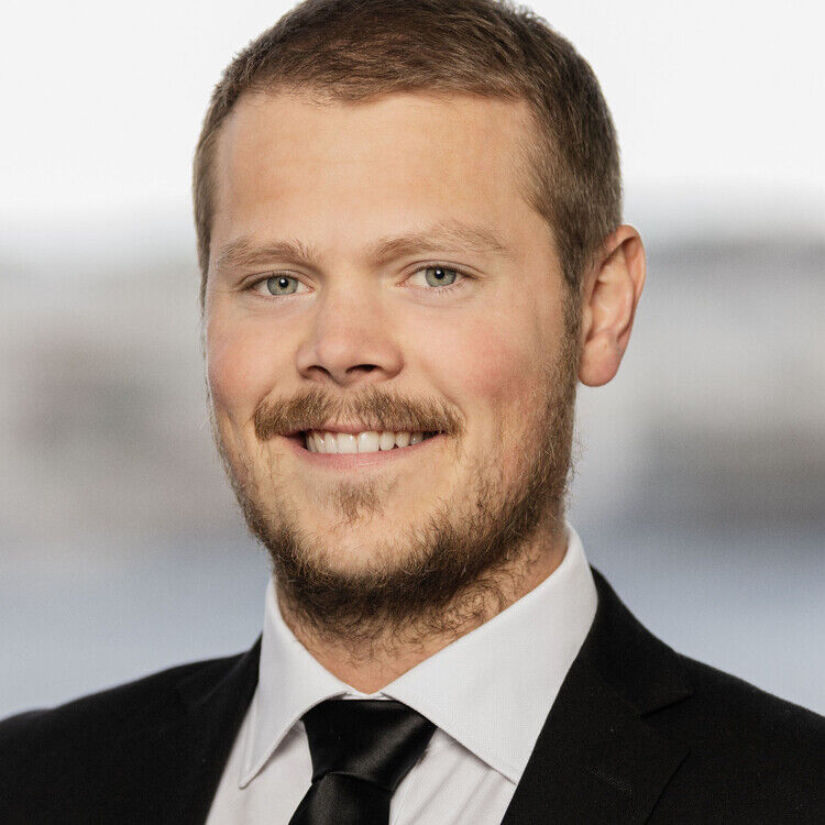 Bildet kan inneholde: slips, hake, kinn, ansiktshår, øyenbryn.