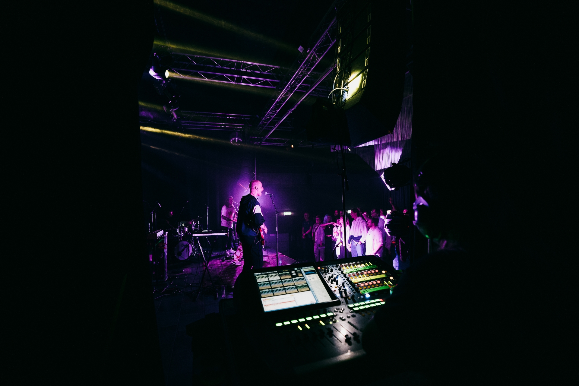 Bilde av flere studenter på scenen under en konsert i 2023. 