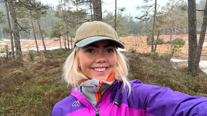 Bildet kan inneholde: smil, hodeplagg, ansiktsuttrykk, lykke, jakke.