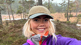 Bildet kan inneholde: smil, lykke, ansiktsuttrykk, vinter, rynke.