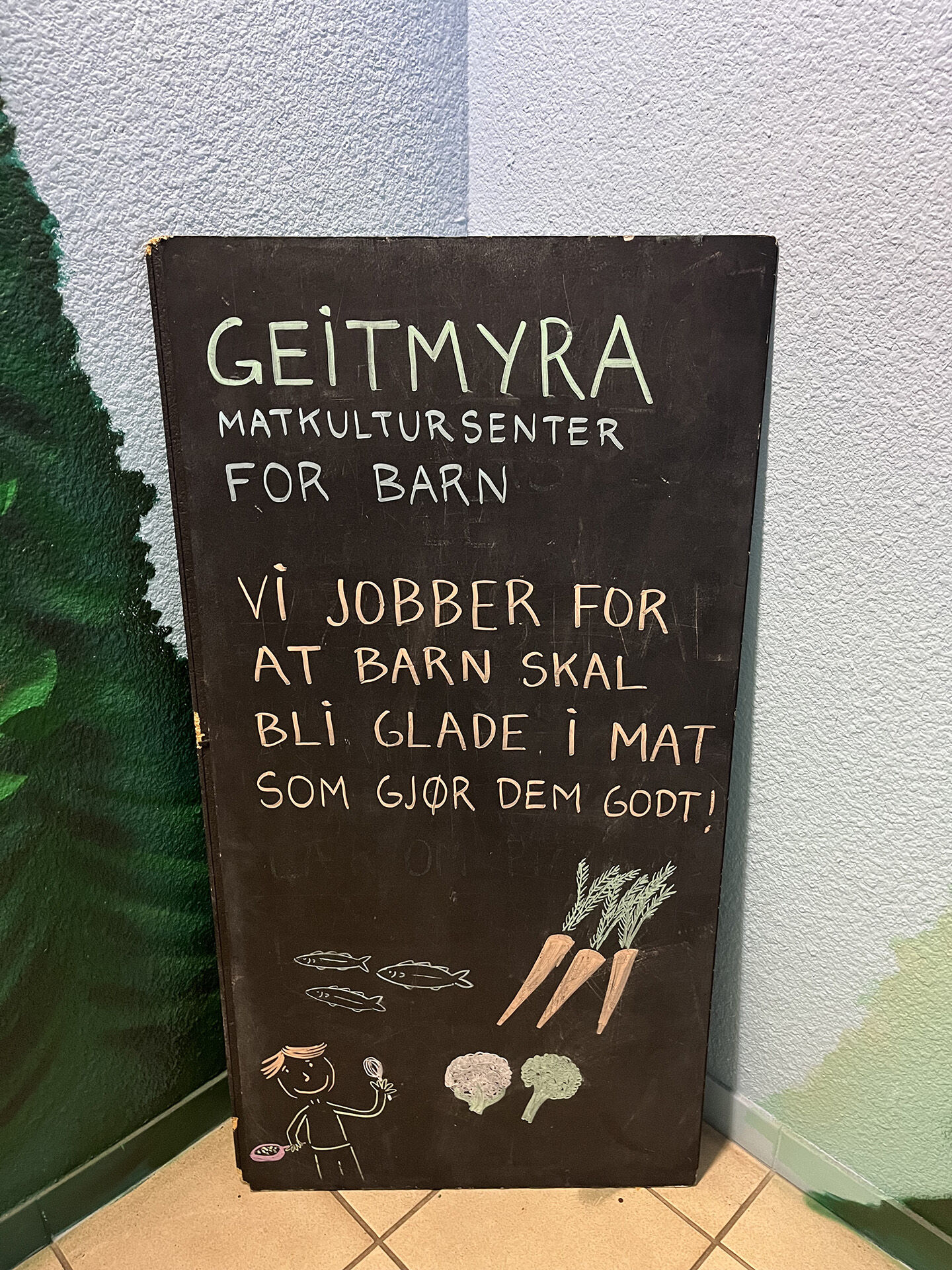 Bildet kan inneholde: font, tavle, håndskrift, kritt.
