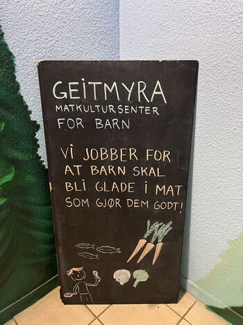 Bildet kan inneholde: font, tavle, håndskrift, kritt.