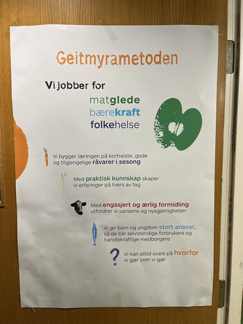 Bildet kan inneholde: tekst, papirprodukt, plakat.