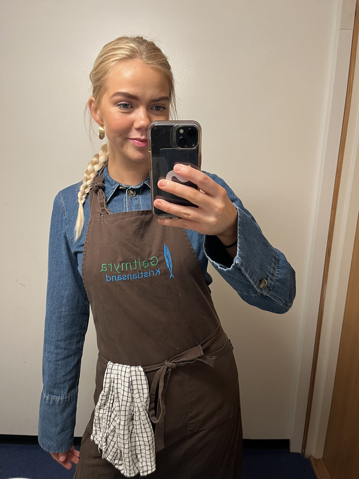 Bildet kan inneholde: smil, ansiktsuttrykk, totalt sett, forkle, liv.