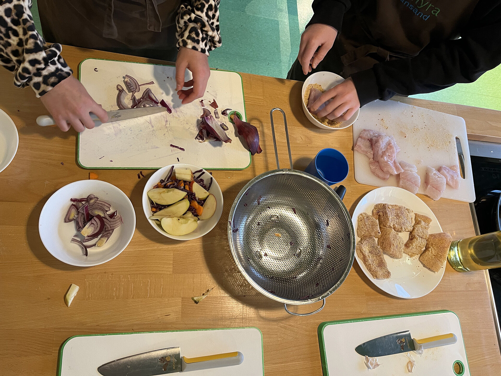 Bildet kan inneholde: servise, mat, hånd, ingrediens, bord.