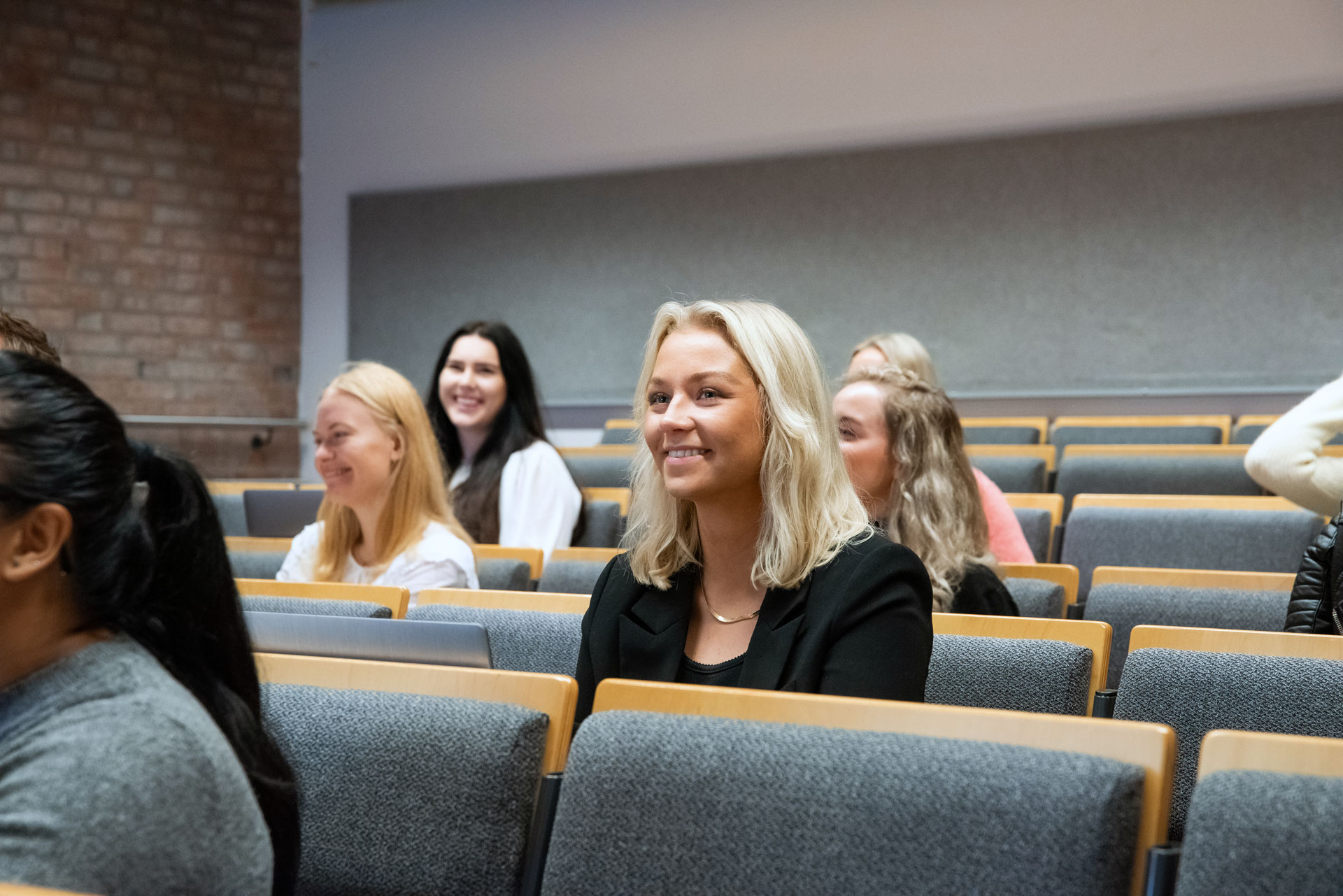 Kvinnelig student i forelesning 