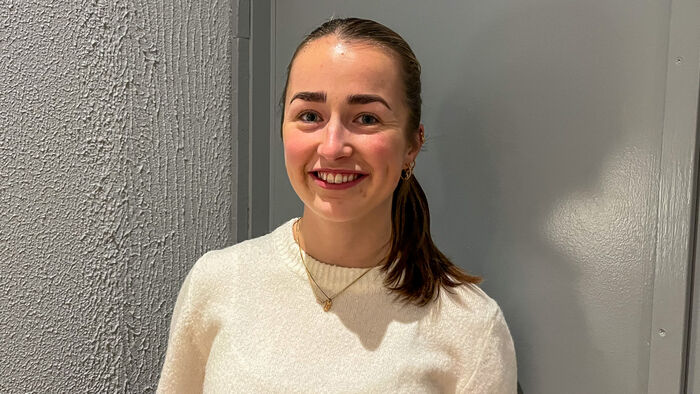Bildet kan inneholde: person, hake, kinn, øyenbryn, lepper.