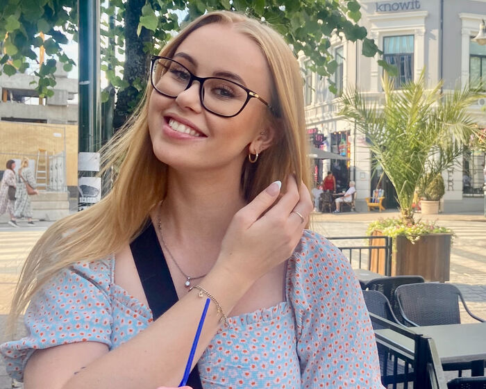 Bildet kan inneholde: person, briller, hår, briller, smil.