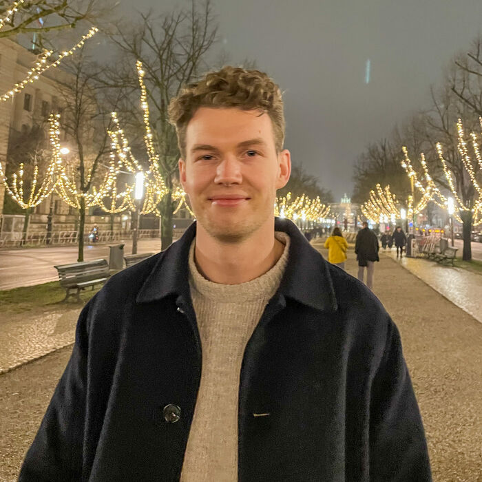 Bildet kan inneholde: panne, smil, lys, gatelys, menneskekropp.