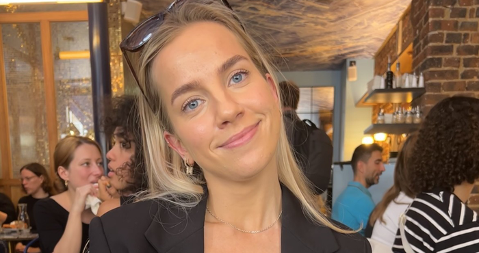 Kristine ser inn i kamera og smiler 