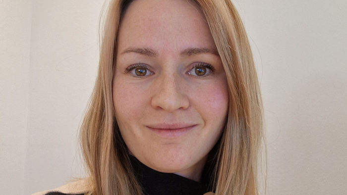 Evy Marie ser inn i kamera og smiler