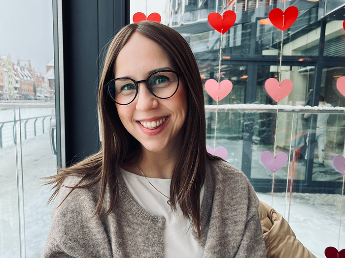 Solveig ser inn i kamera og smiler