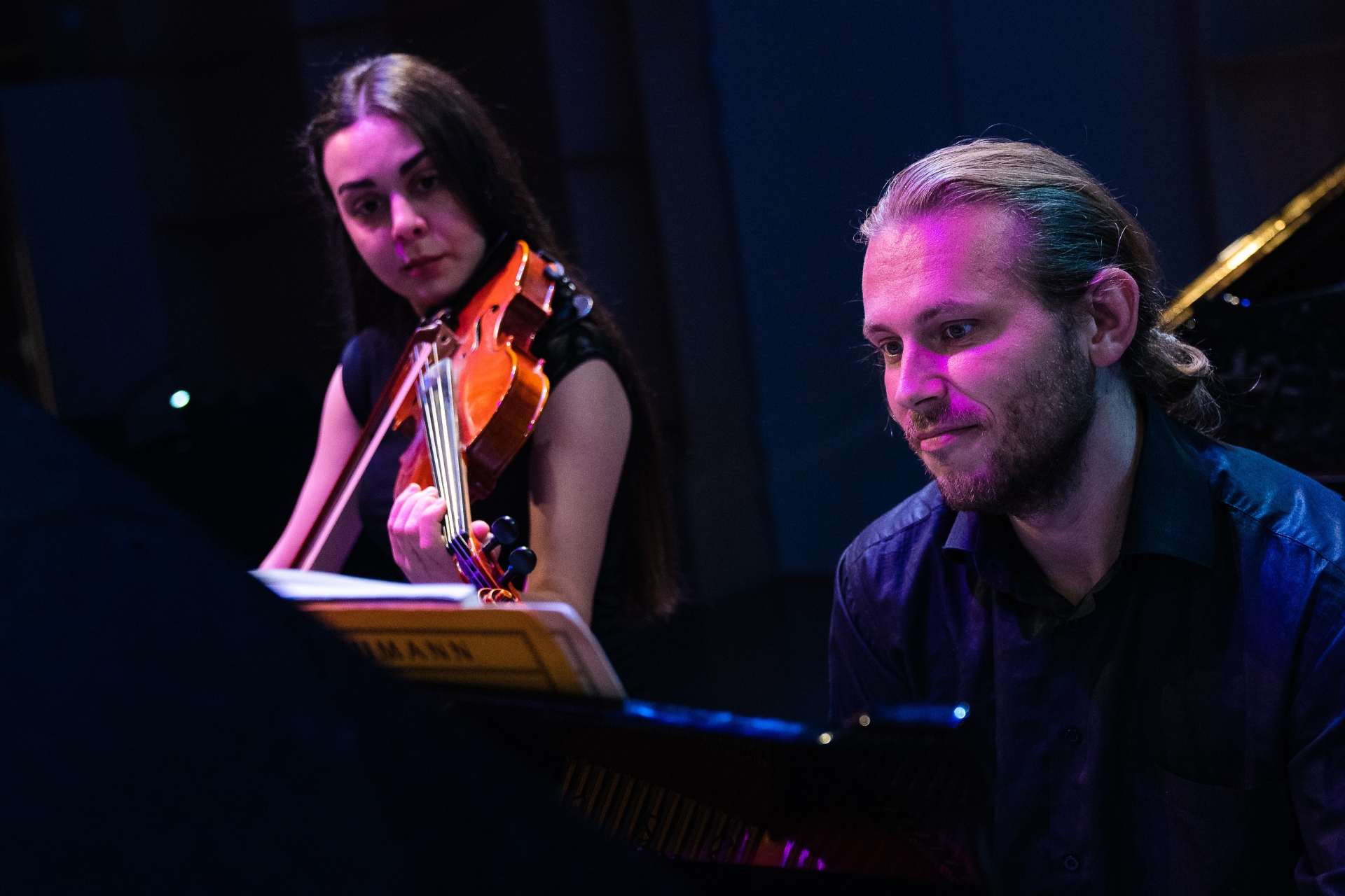 Klassiske musikkstudenter spiller fiolin og piano