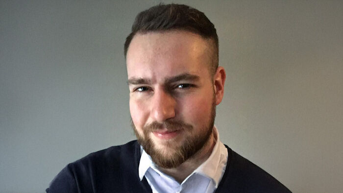 Bildet kan inneholde: person, ansiktshår, hake, kinn, øyenbryn.