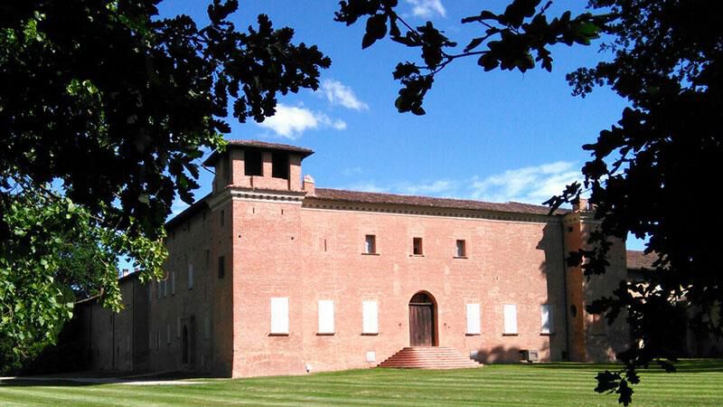 Bildet kan inneholde: gress, eiendom, plen, hacienda, våningshus.
