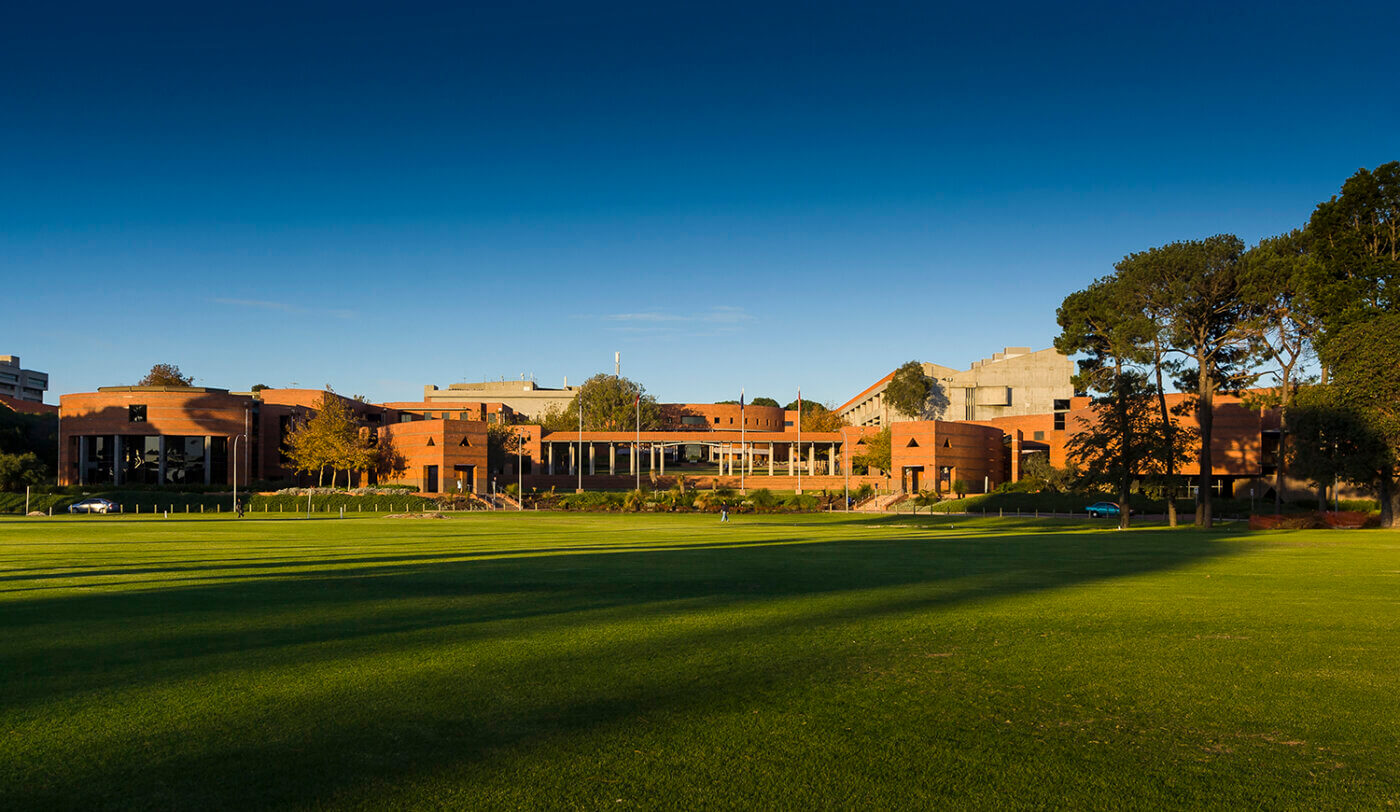Bilde av universitetet og campus