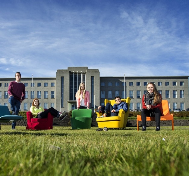 Studenter foran campus