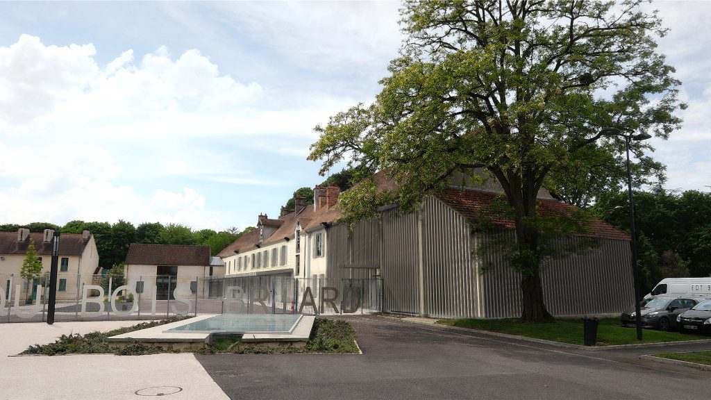 Campus er en gammel fransk gård med en stor gårdplass i midten med store bokstaver der det står "Bois Briard" (navnet på gården). Til høyre i bildet ligger en stor trebygning med et tre foran, og rundt resten av gårdsplassen ligger det murhus i hvit kalk.