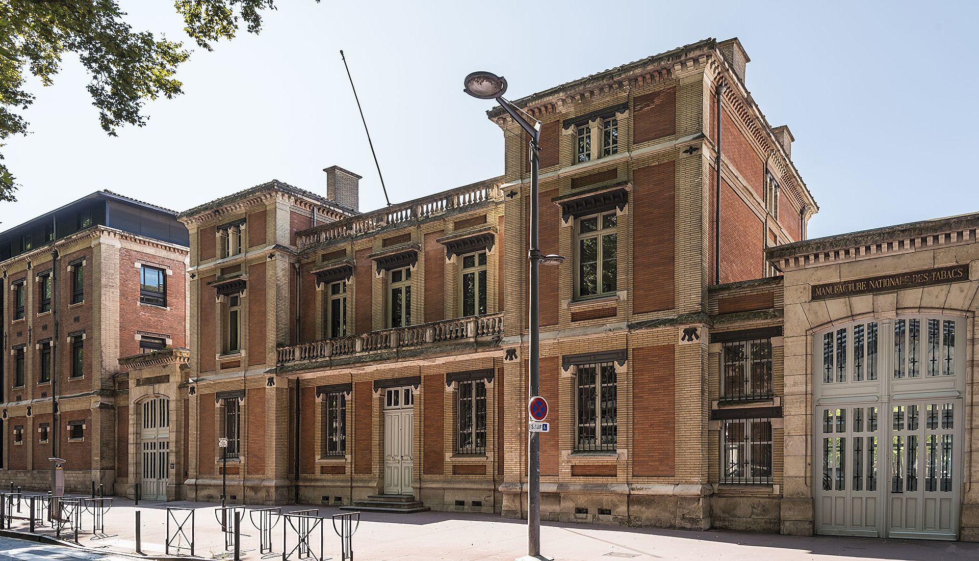 Foran hovedbygningen til Sciences Po Toulouse