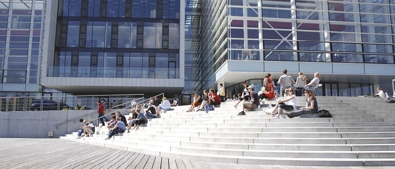 Universitetsmiljø SDU studenter på trapp