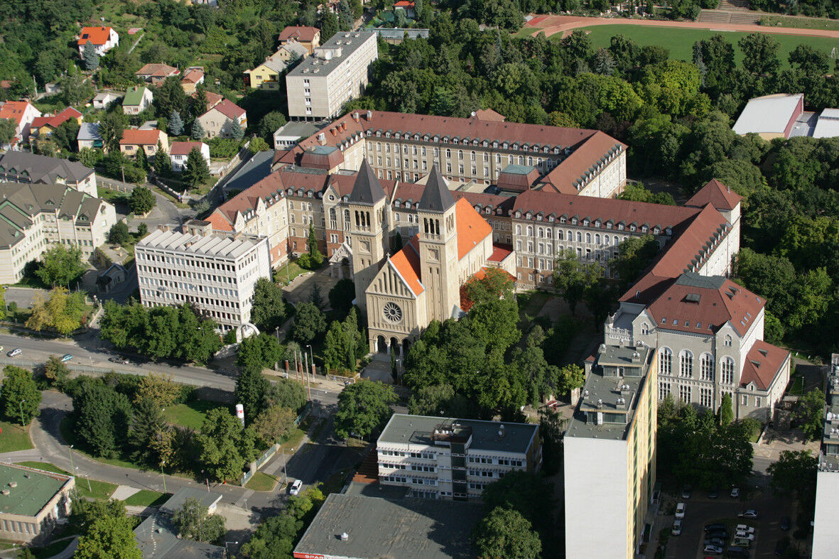 Universitetet, omringet av grønn natur 