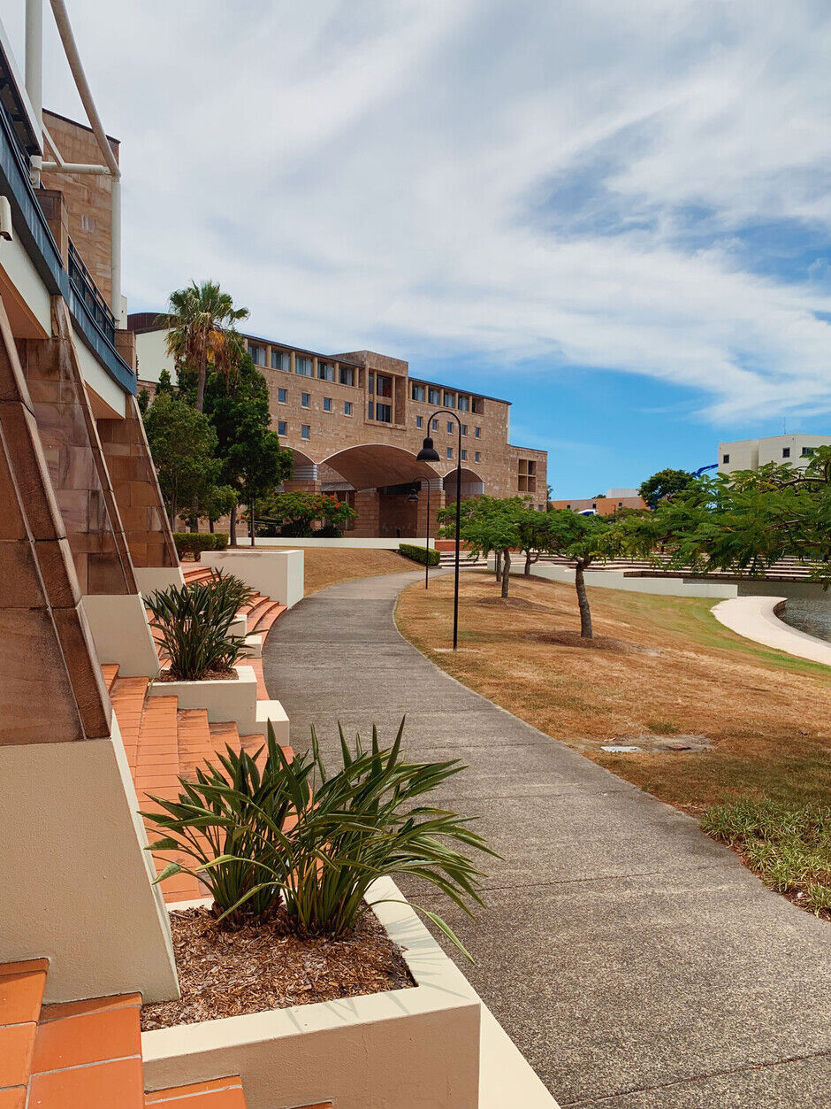 Bildet kan inneholde: boligområde, urban design, skygge, landskapsarbeid.