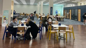Bildet kan inneholde: møbler, gulvbelegg, interiørdesign, tak, gulv.