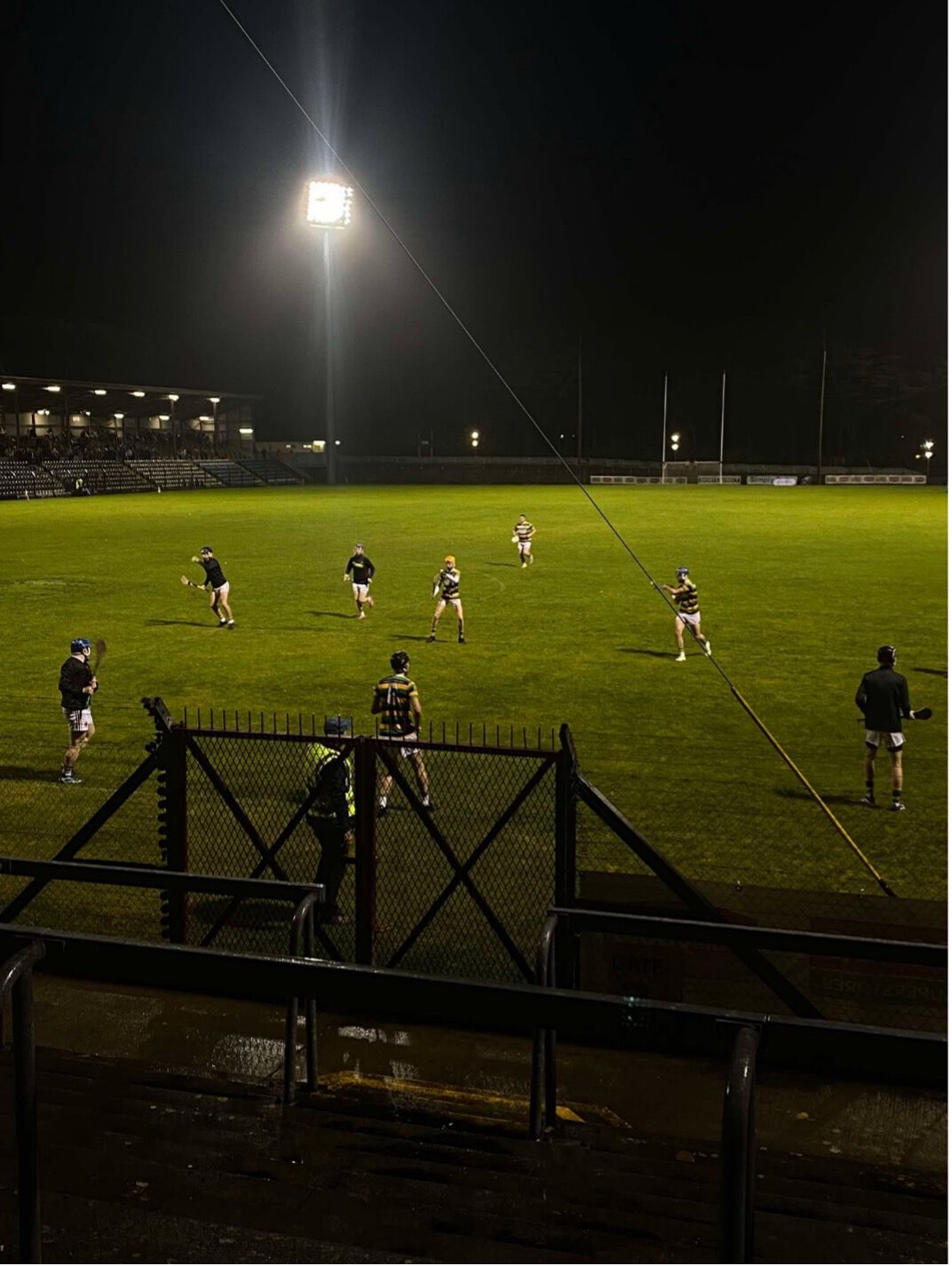 Bildet kan inneholde: sportslokale, flomlys, stadion, sport, natt.