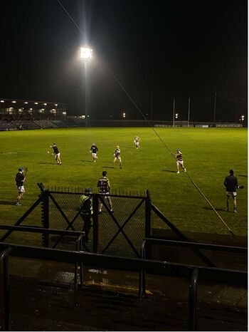 Bildet kan inneholde: sportslokale, flomlys, stadion, sport, natt.