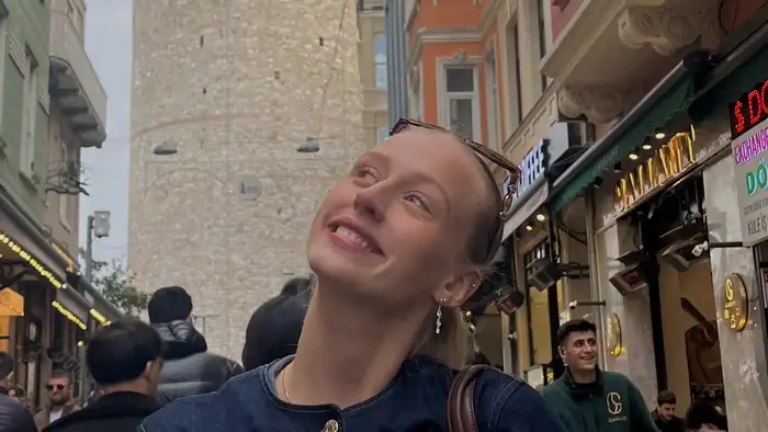 Bildet kan inneholde: smil, lykke, ansiktsuttrykk, moro, fritid.
