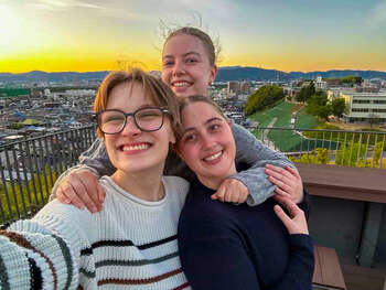 Bildet kan inneholde: smil, lykke, skjønnhet, tempel, ansiktsuttrykk.