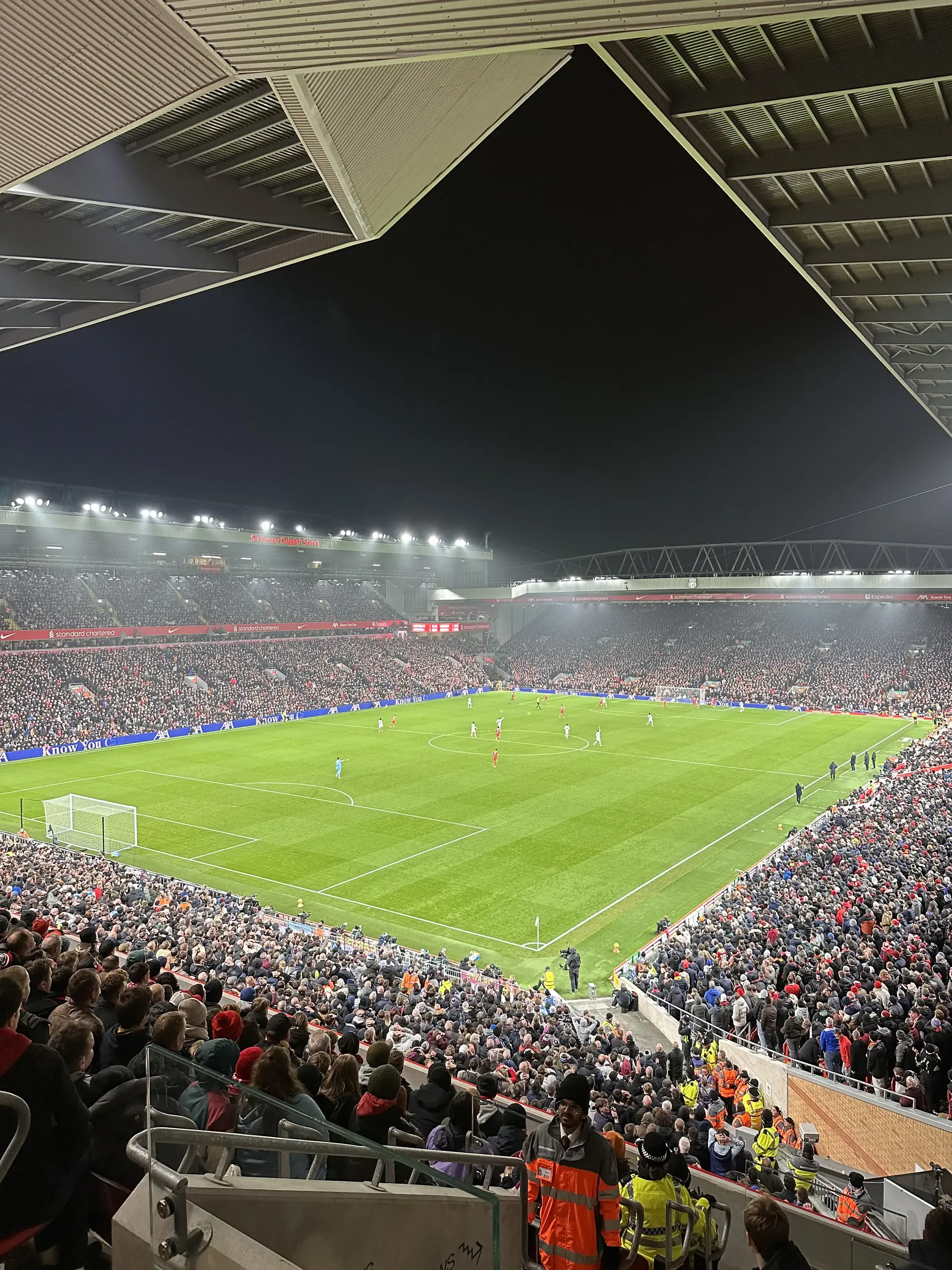 Bildet kan inneholde: sportslokale, stadion, mengde, fotball, spiller.