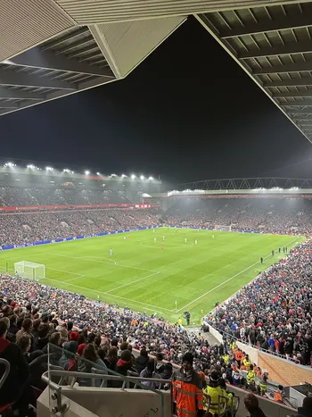 Bildet kan inneholde: sportslokale, stadion, mengde, fotball, spiller.