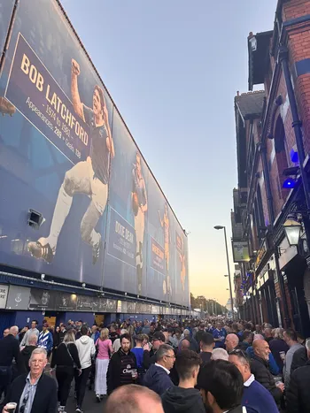 Bildet kan inneholde: reklame, logo, banner, billboard, plakat.