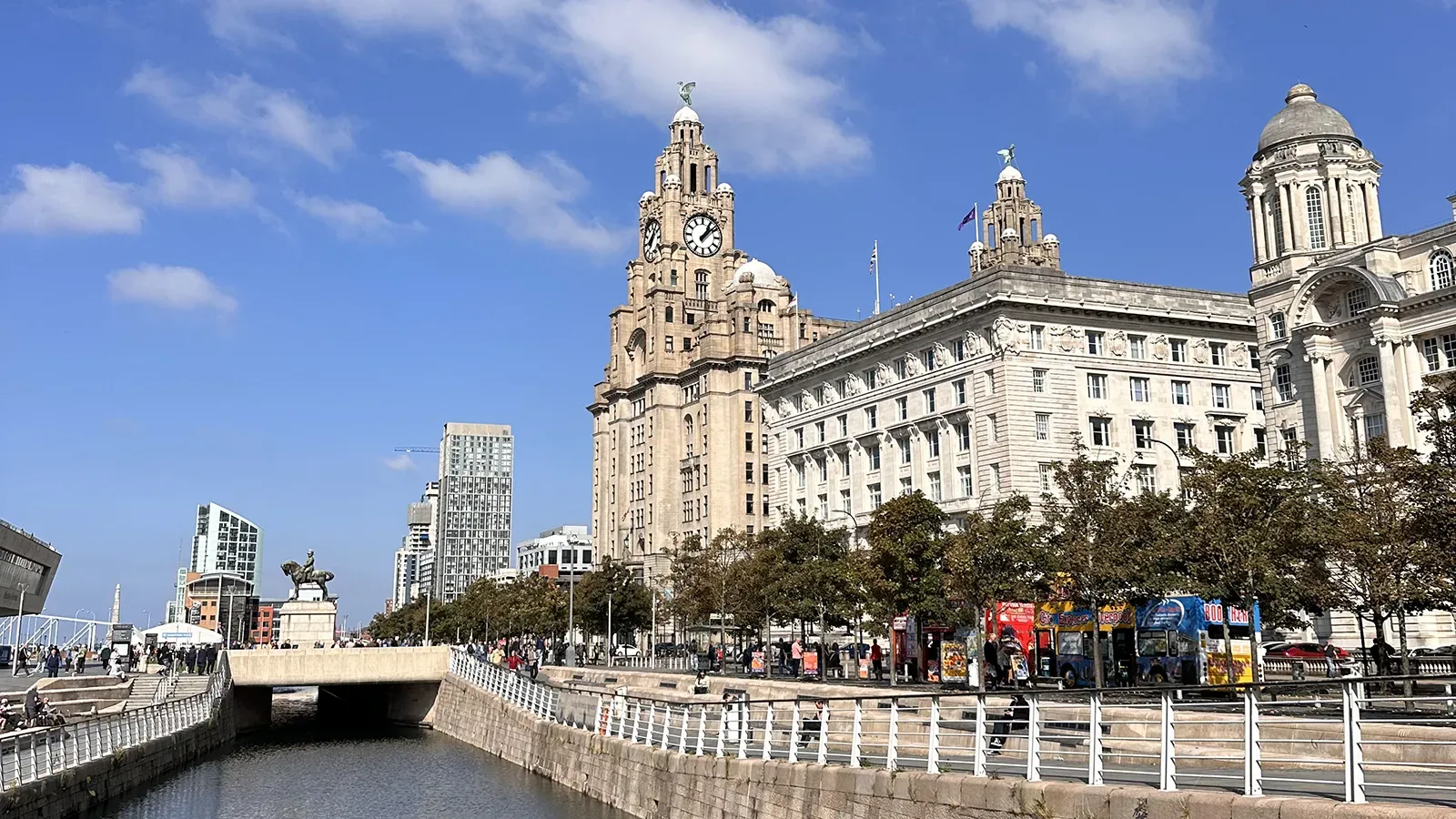 Bildet kan inneholde: bygning, dagtid, by, byområde, storbyområdet.