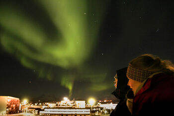 Bildet kan inneholde: natt, midnatt, aurora, vinter.