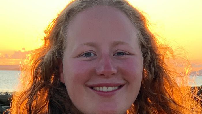 Bildet kan inneholde: smil, hake, kinn, lykke, øyenbryn.