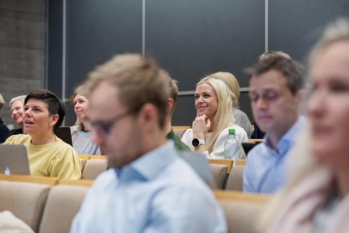 Bildet viser studenter som sitter i en lesesal.