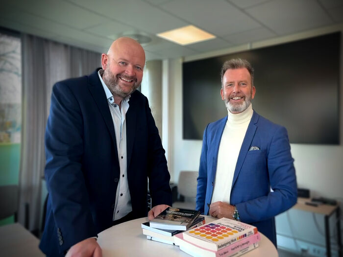 Bildet kan inneholde: person, smil, ansikt, ansiktsuttrykk, snipp.
